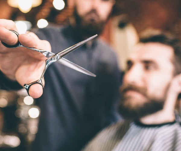 Руки ножницы. Ножницы девушки. Руки парикмахера с ножницами. Руки парикмахера с ножницами. Ножницы парикмахера.