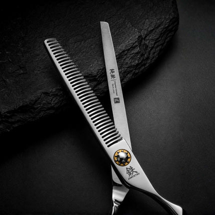 Juntetsu Kenshi texturising scissor with blades open showing 40-tooth blade